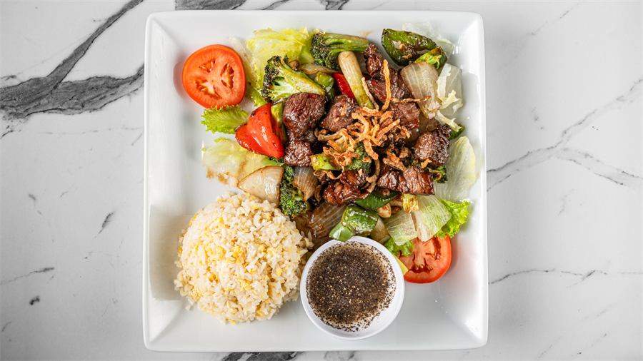 Shaking beef (bò lúc lắc) with onions and peppers