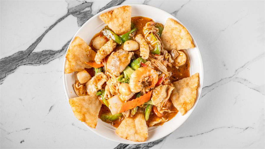 Vietnamese stir-fried noodles with vegetables